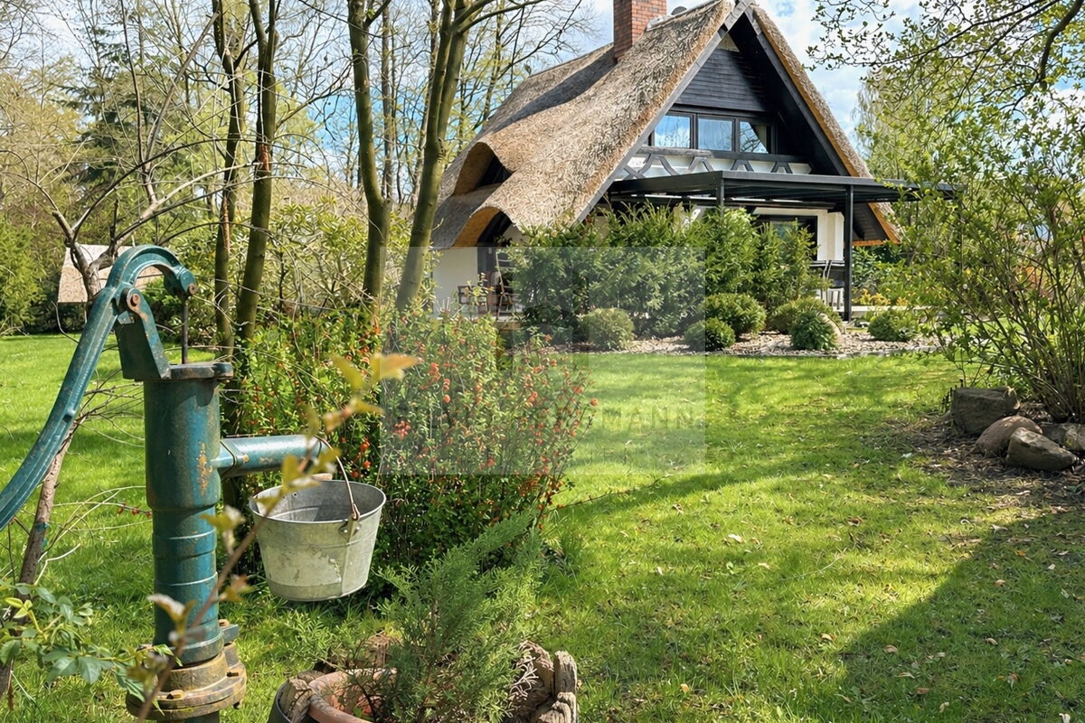 Hausansicht mit Garten