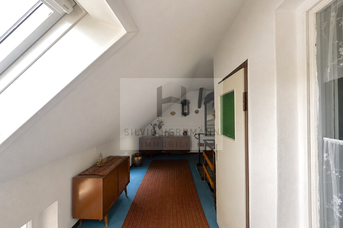 Dachgeschoss Flur mit Dachfenster