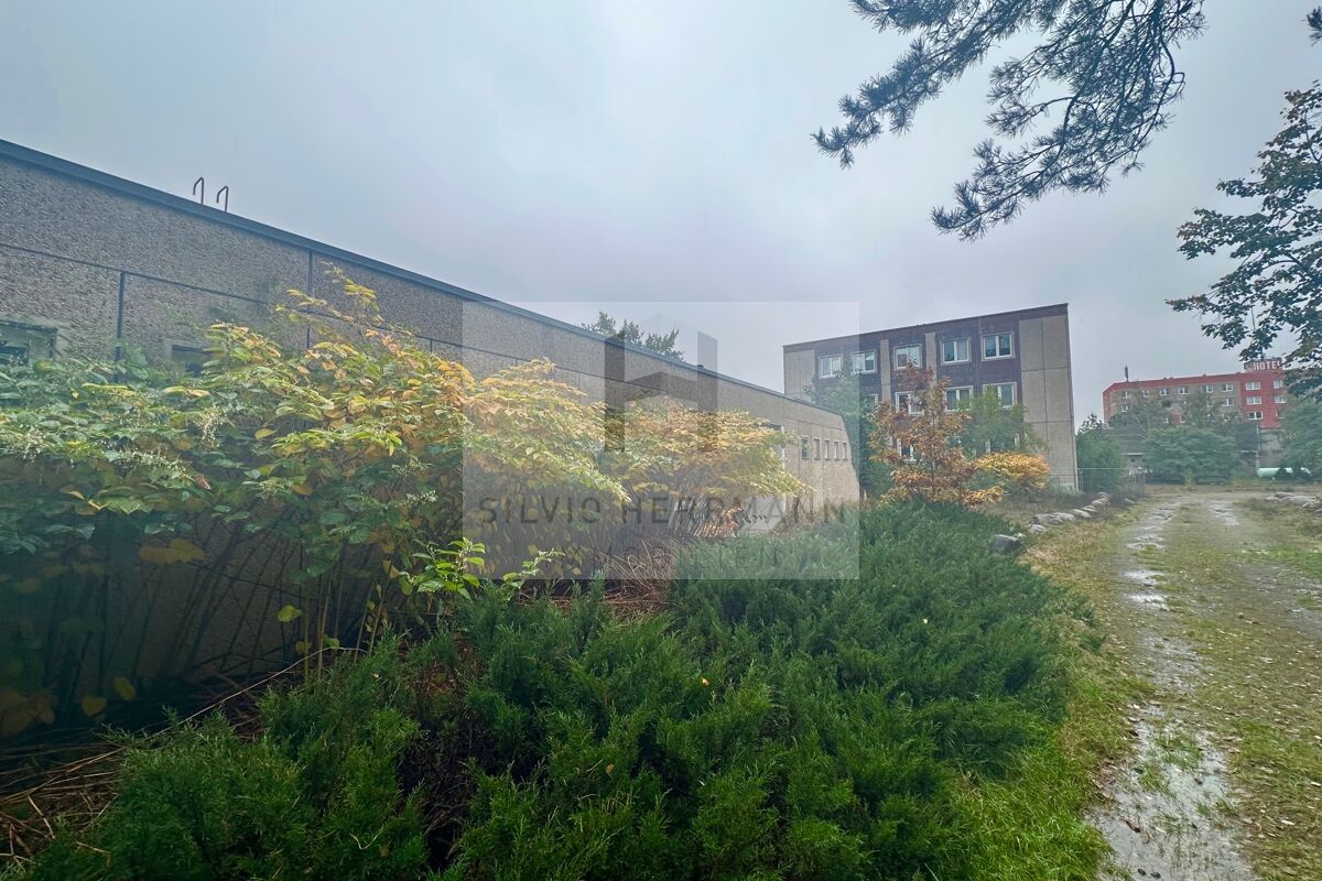 Rückansicht Sporthalle und Schule