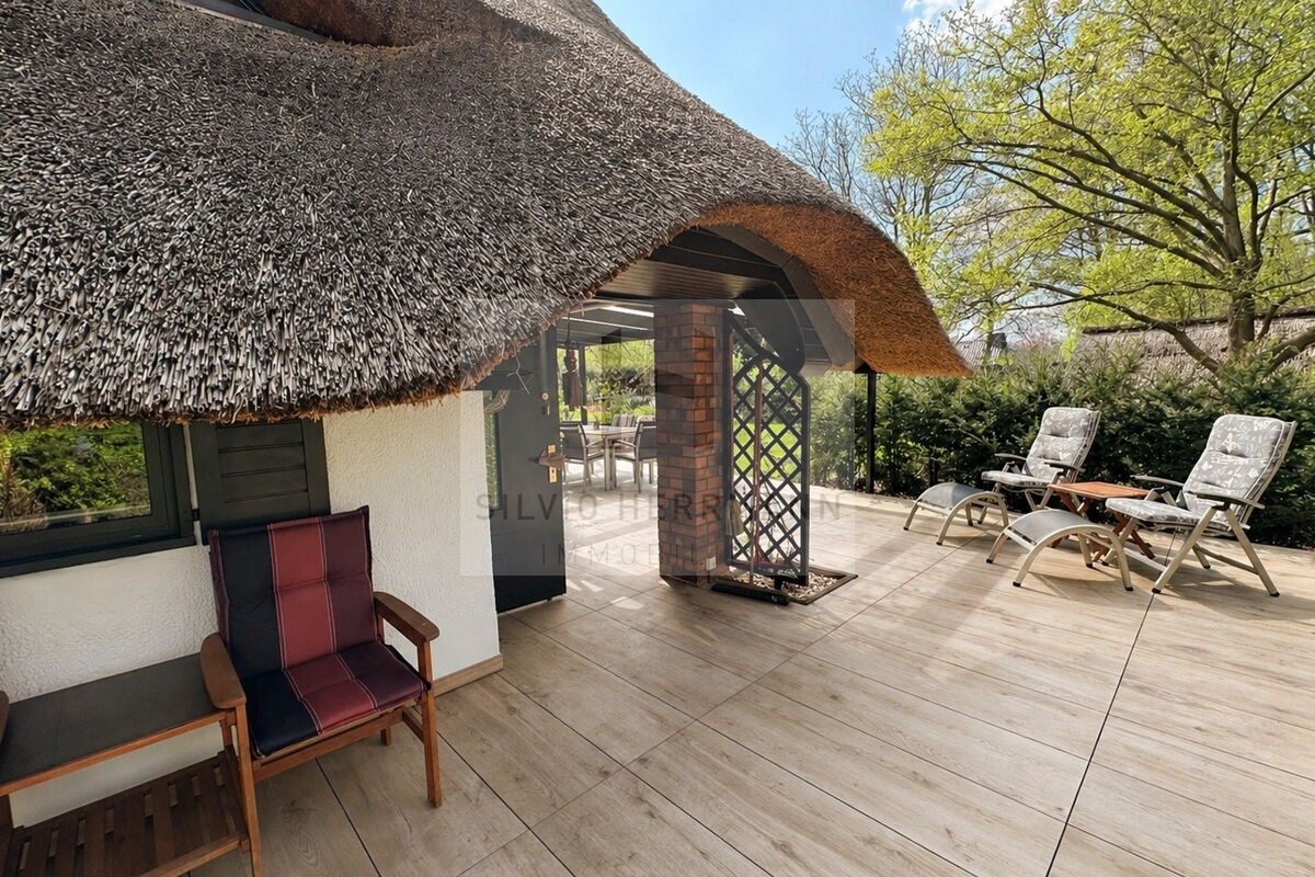 Eingang mit Terrassenumrandung