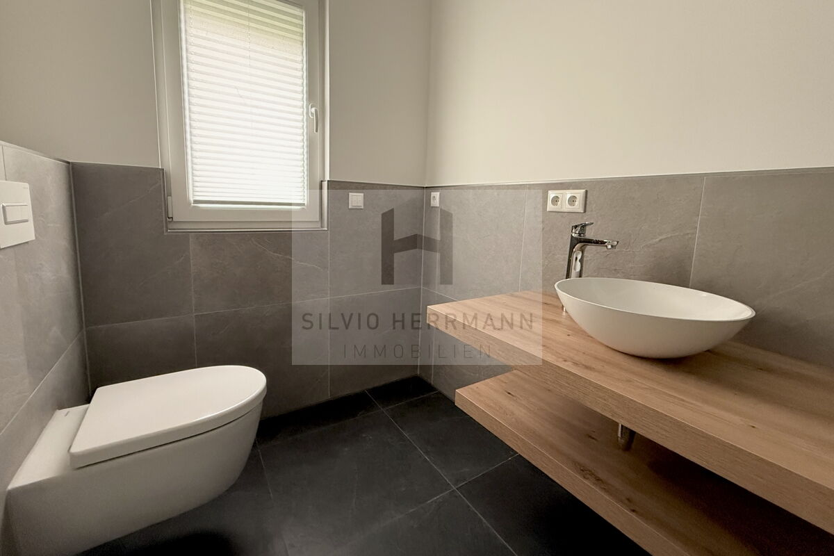 Badezimmer mit Fenster