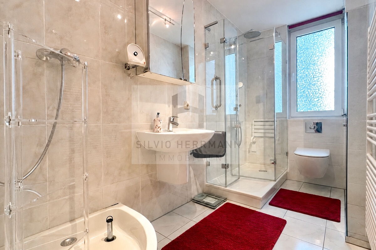 Badezimmer mit zwei Duschen