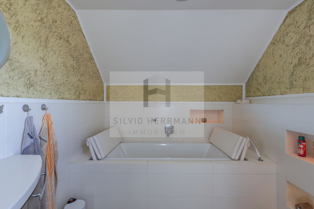 Badezimmer mit Wanne