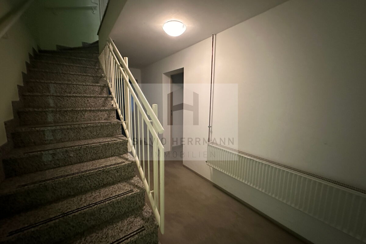 Treppenaufgang zu den Wohnungen
