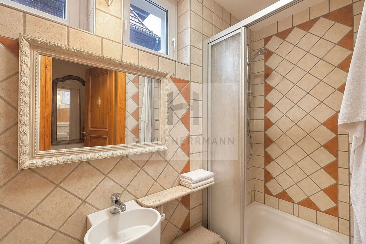 Erdgeschoss Badezimmer mit Dusche