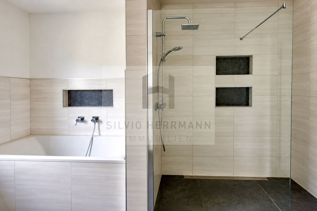Badewanne und Dusche