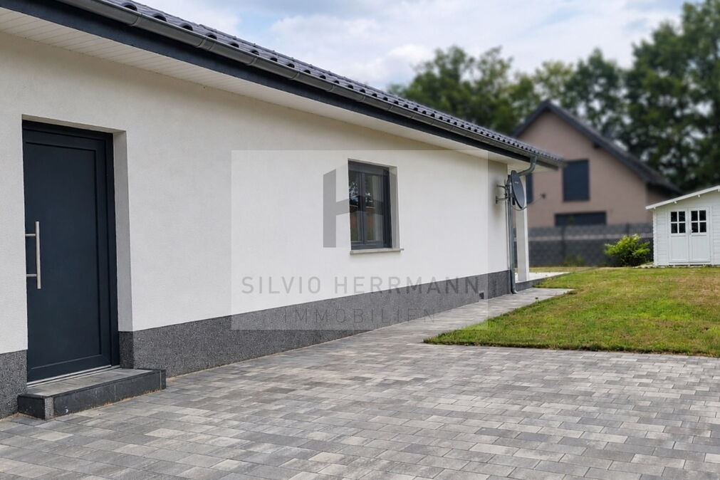 Stellplatz und Eingang Hauswirtschaftsraum