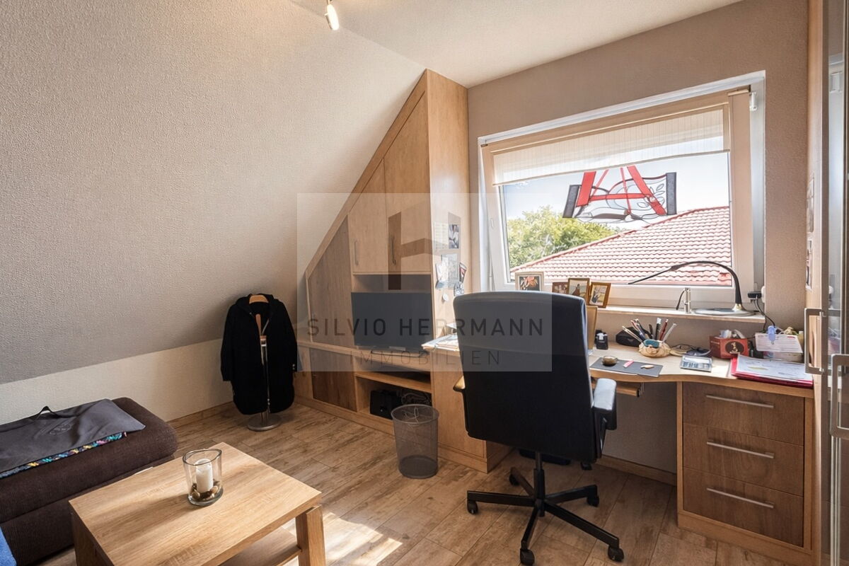 Dachgeschoss Kinder- : Bürozimmer