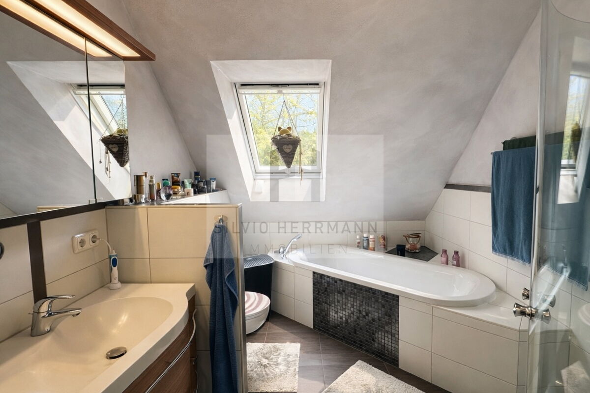 Dachgeschoss Badezimmer mit Dusche und Badewanne